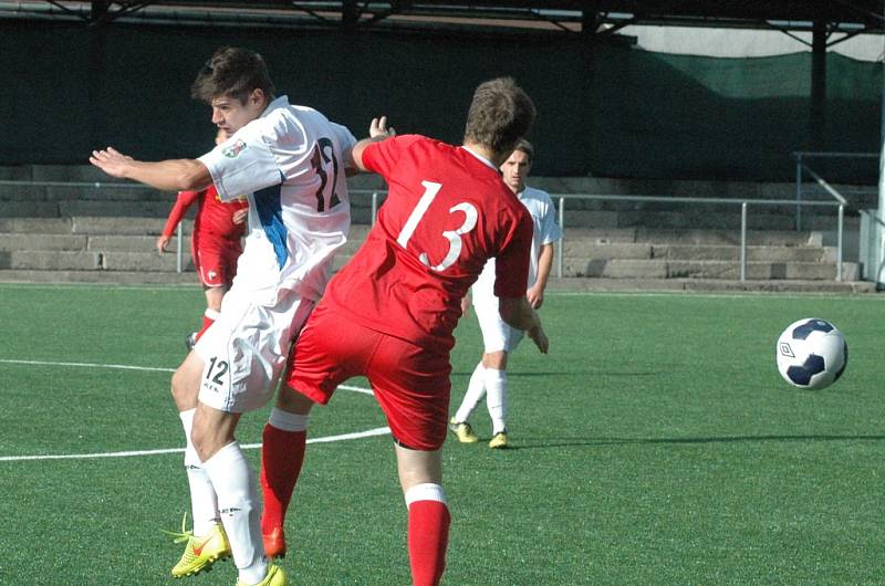 2:2. Fotbalisté Děčína (červené dresy) doma prohráli na penalty s V. Březnem.