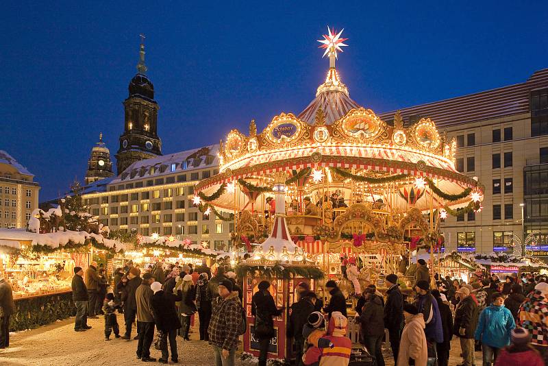 Drážďanský Striezelmarkt každoročně láká davy lidí.