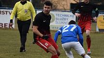 VÍTĚZSTVÍ. Fotbalisté Šluknova (v modrém) porazili Liběšice 4:1. Tři body věnovali nemocnému trenérovi Gallovi.