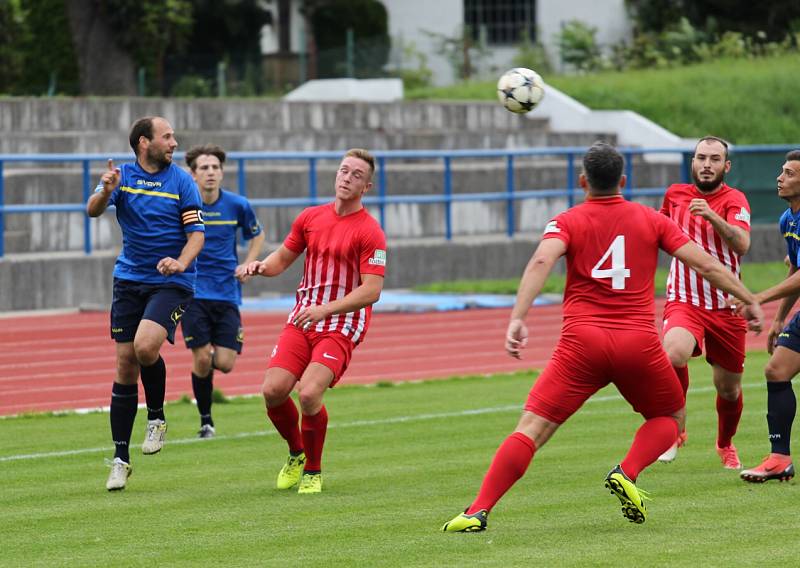 PORÁŽKA. Rumburk (v modrém) doma podlehl Ledvicím 2:4.