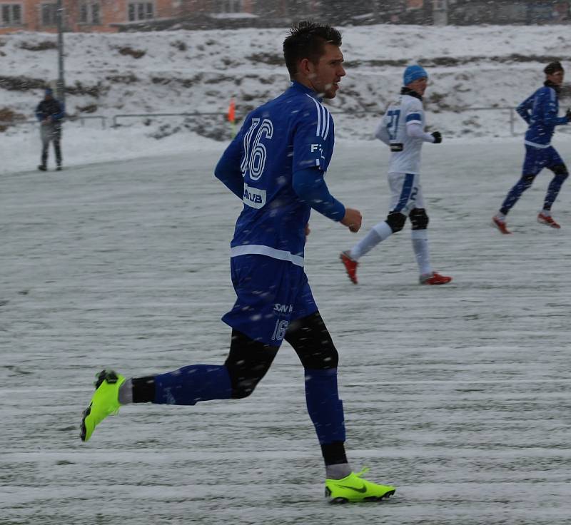 PŘÍPRAVA. Varnsdorf (v modrém) doma porazil Liberec U 21 5:2.