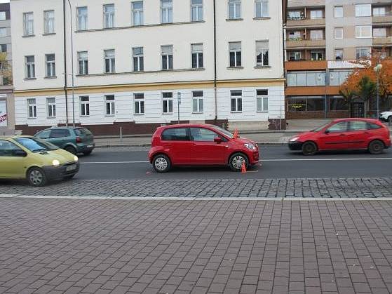 Chodec vběhl před auto, po nehodě utekl.