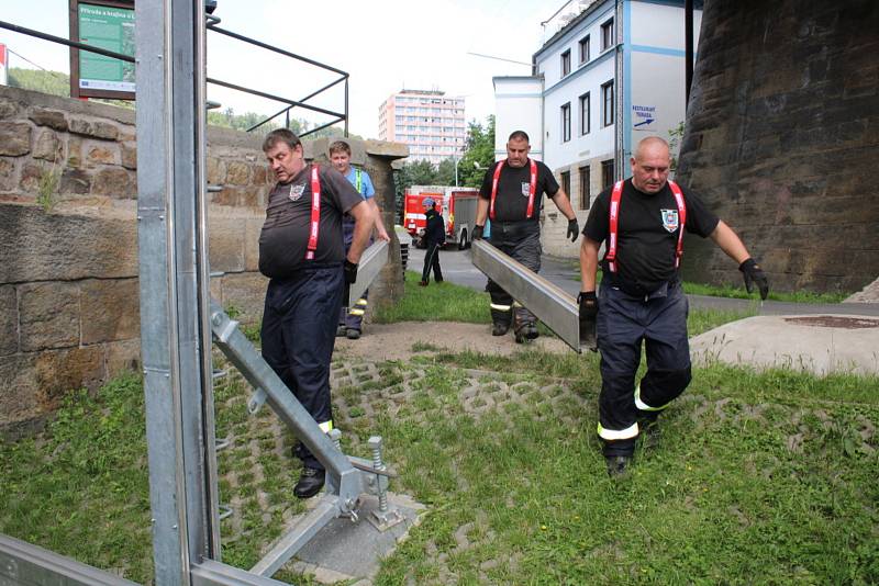 V Děčíně preventivně postavili protipovodňovou zeď.