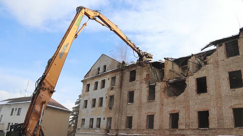 Ve Varnsdorfu začala demolice bývalé ubytovny u Panoramy.