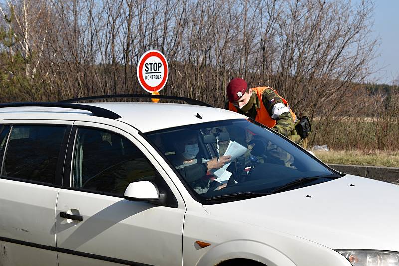 Vojáci pomáhají hlídat v Rumburku hranice.