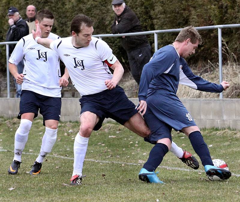 PŘESTŘELKA. Chuderov (v bílém) porazil 6:5 Horní Podluží