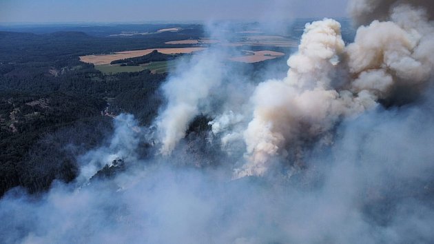 Ve Hřensku hasiči druhý den bojují s rozsáhlým lesním požárem.