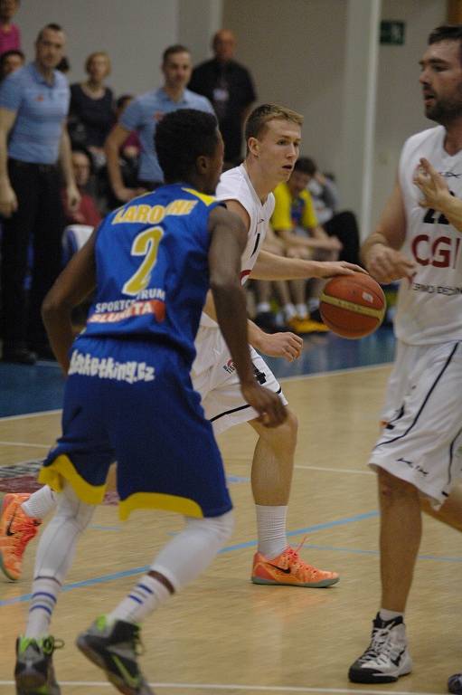 DEBAKL. Děčín je králem severu! Doma rozdrtil v derby Ústí nad Labem 102:62.