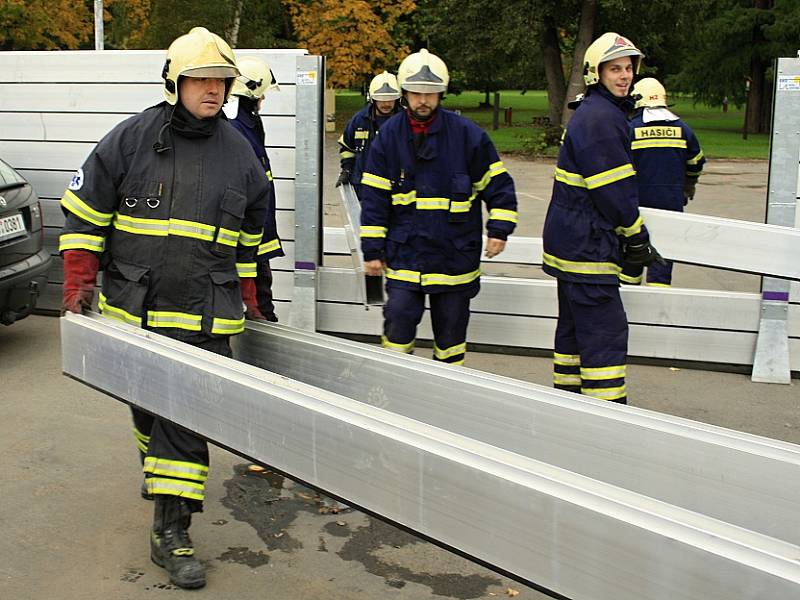 Cvičení stavby stěn proti vodě v Děčíně. 