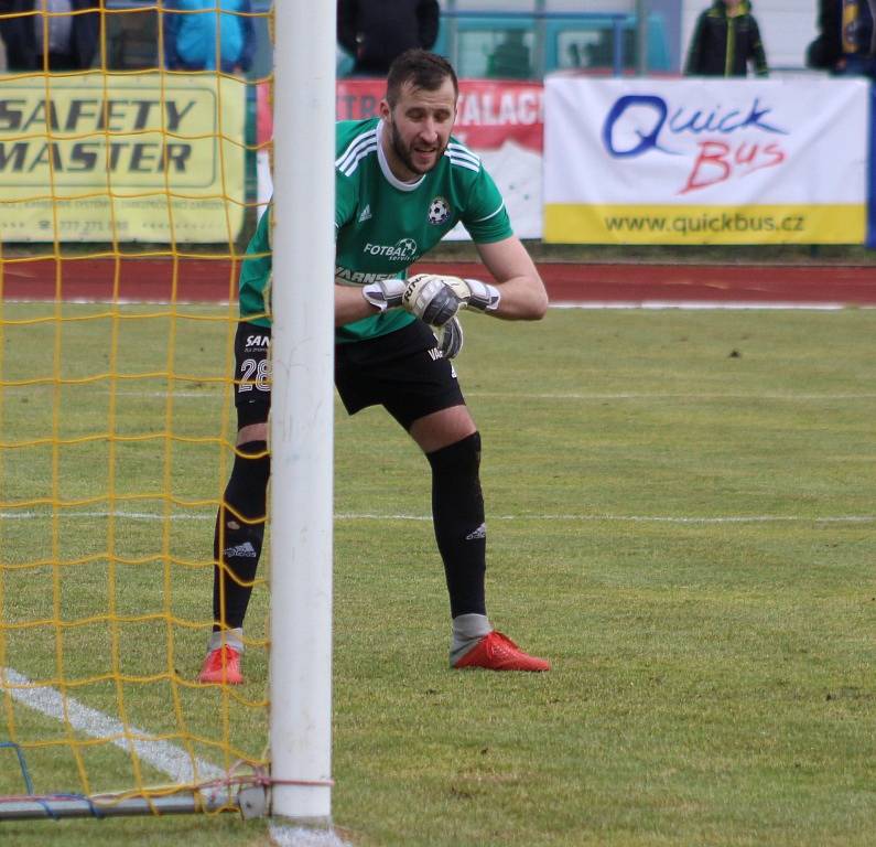 FOTBALOVÉ JARO ZAČALO. Varnsdorf (v modrém) doma přivítal Pardubice.