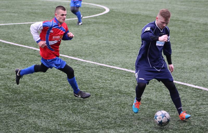 OBHÁJCE VYHRÁL. Fotbalisté Skalice (v červeném) porazili Doksy 4:1.