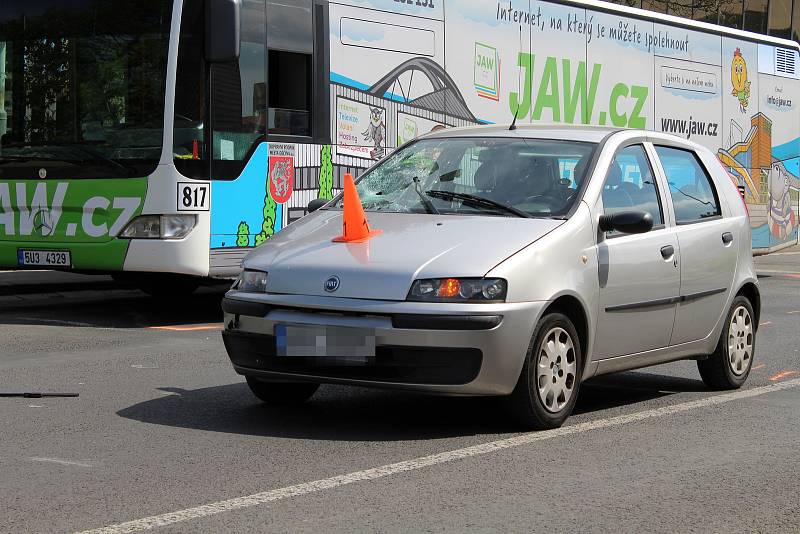 Vážná dopravní nehoda v Obloukové ulici v Děčíně.