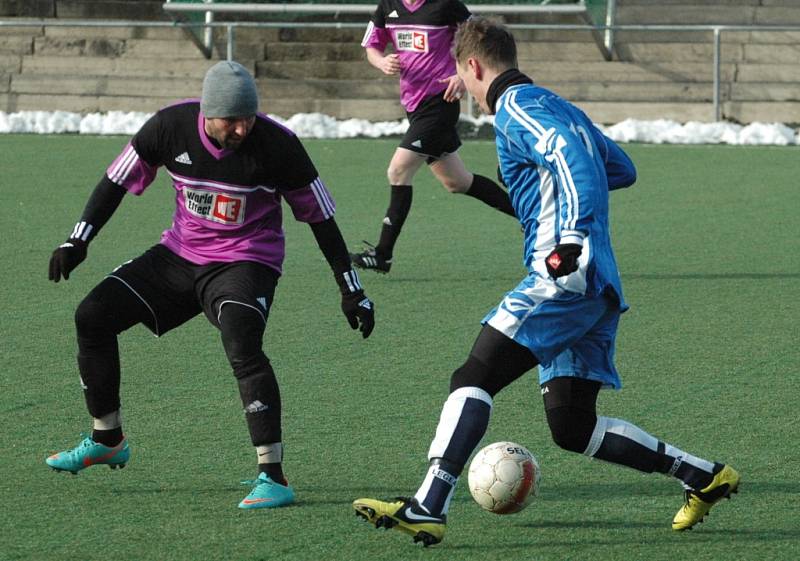 LÍDR NEZAVAHÁL. Česká Kamenice (v modrém) porazila 4:1 Přestanov.