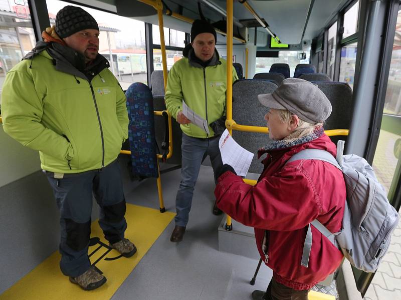 Zástupci Ústeckého kraje lidem v Děčíně lidem vysvětlovali, jak bude fungovat linková autobusová doprava od nového roku po celém kraji, tedy i na Děčínsku.