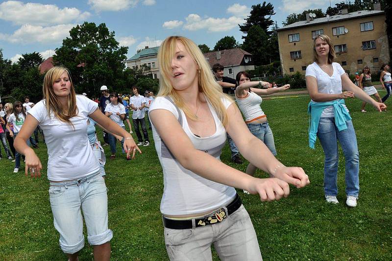 Přesně čtyři sta jedenáct lidí tančilo v úterý ve Varnsdorfu v pravé poledne na hity Michaela Jacksona.