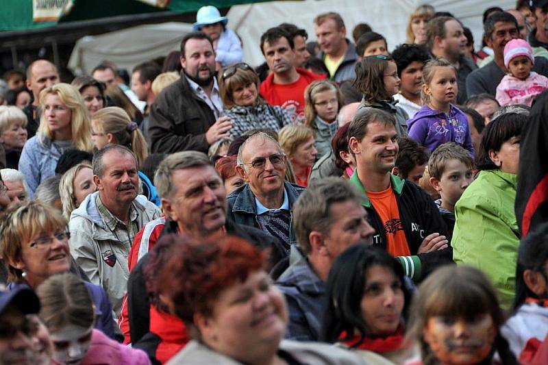 NÁVRATEM  do 30. let žil o víkendu Šluknov. V parku se tu konaly zámecké slavnosti.