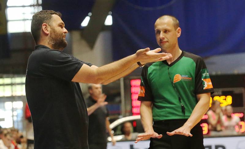 První finálové utkání basketbalové ligy se hrálo na děčínském zimním stadionu. Válečníci se utkali s Nymburkem.