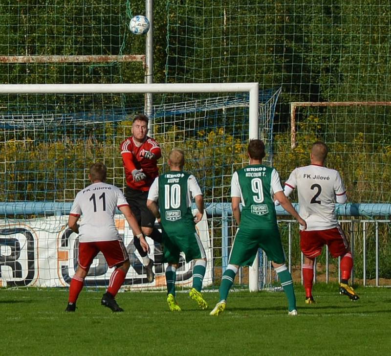 Fotbalisté Jílového (bílé dresy) doma přetlačili Modlany 3:2 a slaví první body v krajském přeboru.