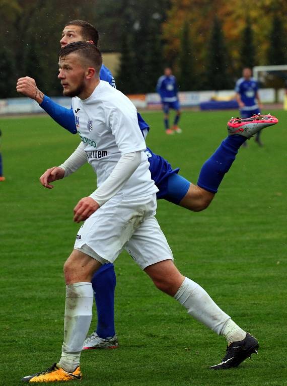 DERBY. Fotbalisté Varnsdorfu (v modrém) doma porazili Ústí nad Labem 1:0.