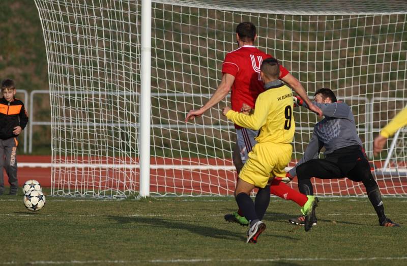 JASNÁ ZÁLEŽITOST. Fotbalisté Rumburka (ve žlutém) porazili doma Bohušovice 7:0.