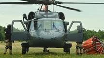 Polský vrtulník Black Hawk tankuje palivo na letišti v Ústí nad Labem. Čtvrtek 28. července.