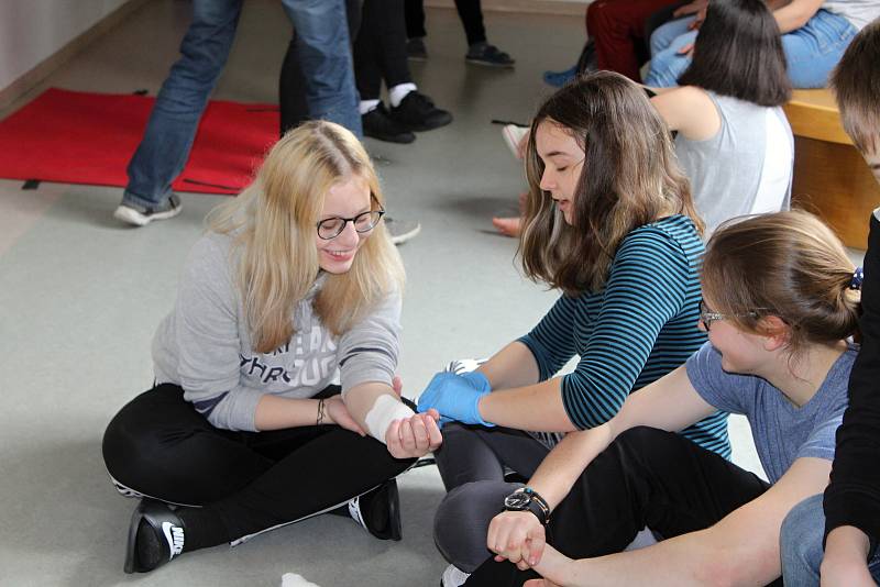 Studenti zdrávky učili gymnazisty první pomoc.