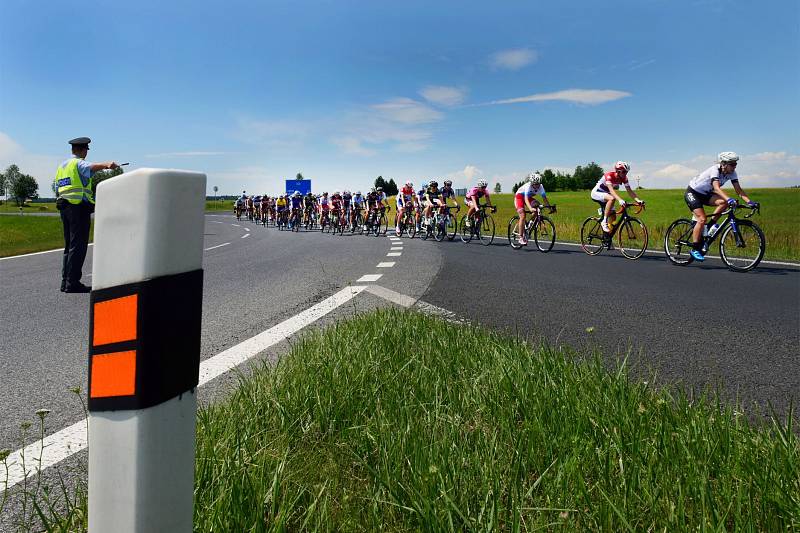 TOUR DE FEMININ 2017 - snímky z druhé etapy, která startovala i končila v Jiříkově.