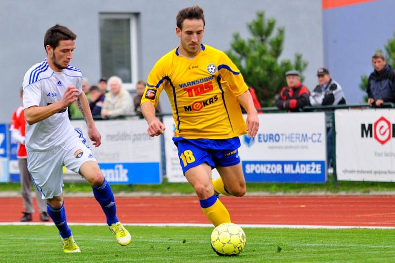 PADLI V ZÁVĚRU. Fotbalisté Varnsdorfu (ve žlutém) doma prohráli 0:1 se Znojmem.