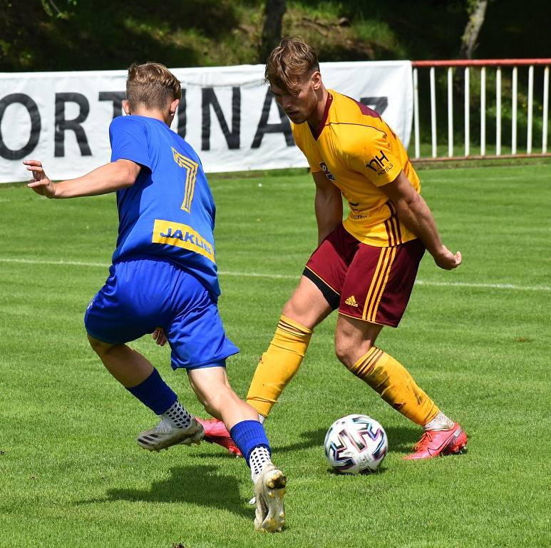 Fotbalisté Varnsdorfu (modré dresy) podlehli pražské Dukle 2:4.