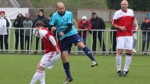 DERBY. Fotbalisté Modré (bíločervené dresy) doma prohráli s Jílovým 0:1.