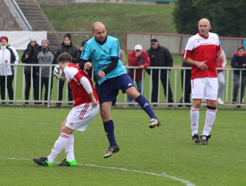 DERBY. Fotbalisté Modré (bíločervené dresy) doma prohráli s Jílovým 0:1.