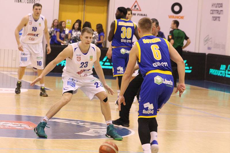 DERBY. Děčínští basketbalisté přivítali Ústí nad Labem.