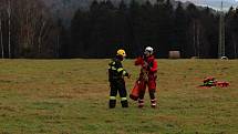Letecká záchranka cvičí s hasiči zásahy v soutěskách u Hřenska.