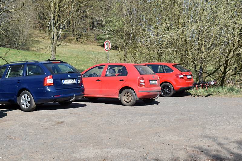 Lidé využili prosluněného velikonočního víkendu k cestám do přírody.