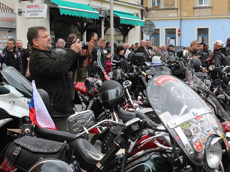 Motorkáři z několika evropských zemí projeli Děčínem.