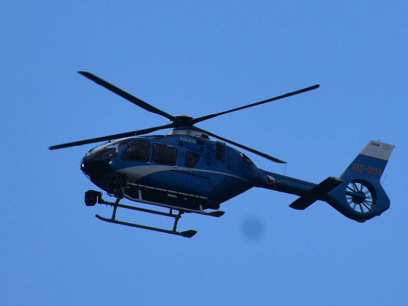 Policejní vrtulník při pátrací akci. Ilustrační foto. 