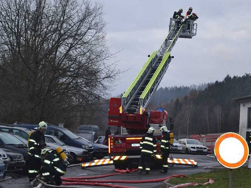 Požár haly vrakoviště v Malšovicích na Děčínsku.