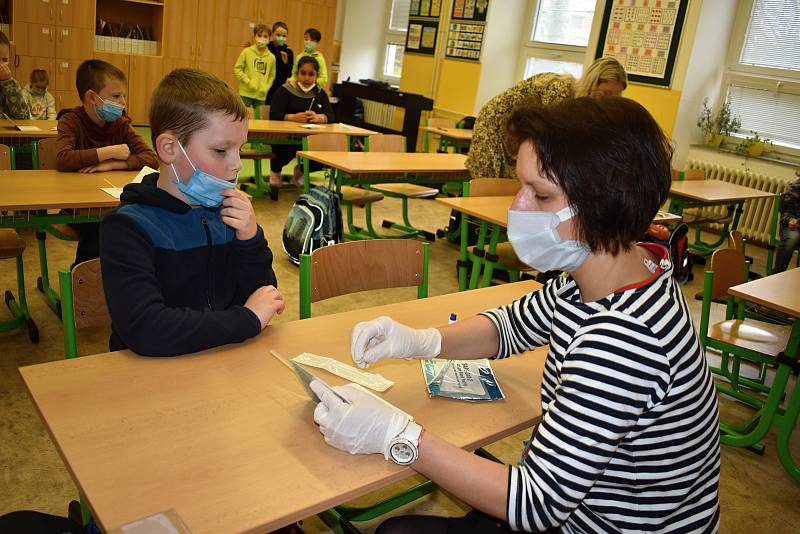 Školy na Děčínsku otevřely s týdenním zpožděním, týkalo se to i základní školy v Březové ulici v Děčíně.