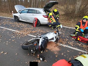 Dopravní nehoda osobního auta a motorkáře u Lobendavy.