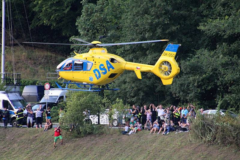 Nácviku záchrany lidí z plného vlaku se na česko - německé hranici zúčastnili také záchranáři, hasiči a policisté z Čech.