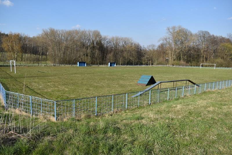 Současná podoba fotbalového hřiště ve Valkeřicích. Okresní fotbal se tady naposledy hrál v létě 2016.
