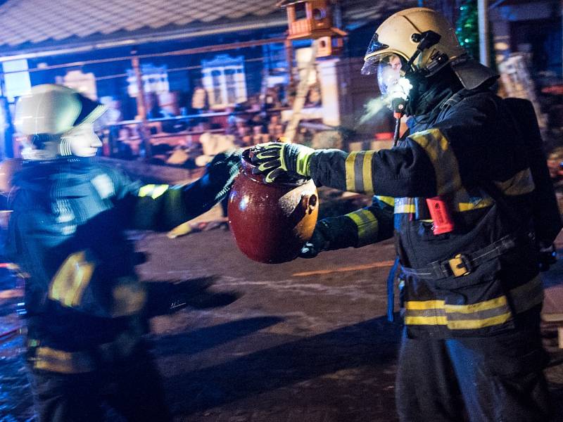Během silvestrovské noci začala hořet jedna z tržnic v Rožanech u Šluknova.