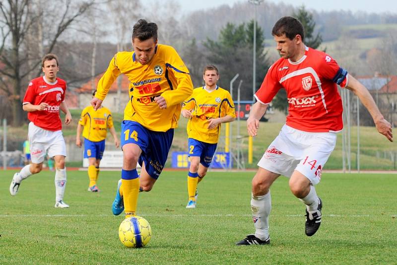 KONEČNĚ! Varnsdorf (ve žlutém) doma porazil Pardubice 2:0.