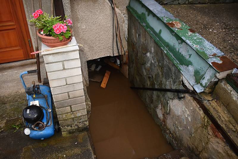 Voda napáchala v sobotu na Děčínsku velké škody.