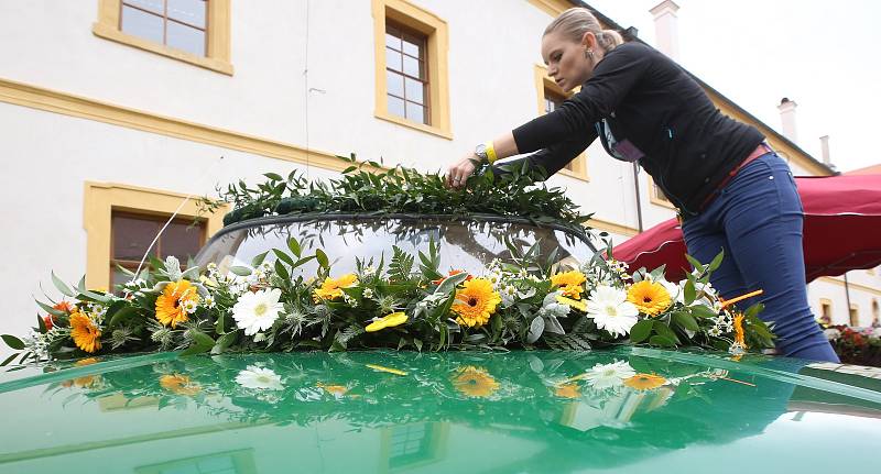 Letošní mezinárodní floristická soutěž Děčínská kotva nalákala diváky na zámecké nádvoří. Soutěžící zdobili květinami auta a motocykly.