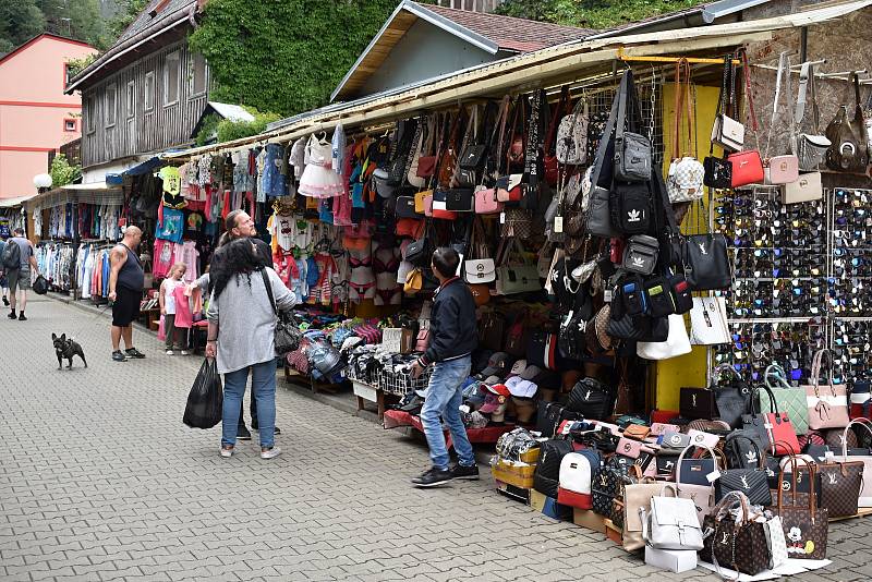 Turisté se do Hřenska vrací po požáru jen velmi pozvolna