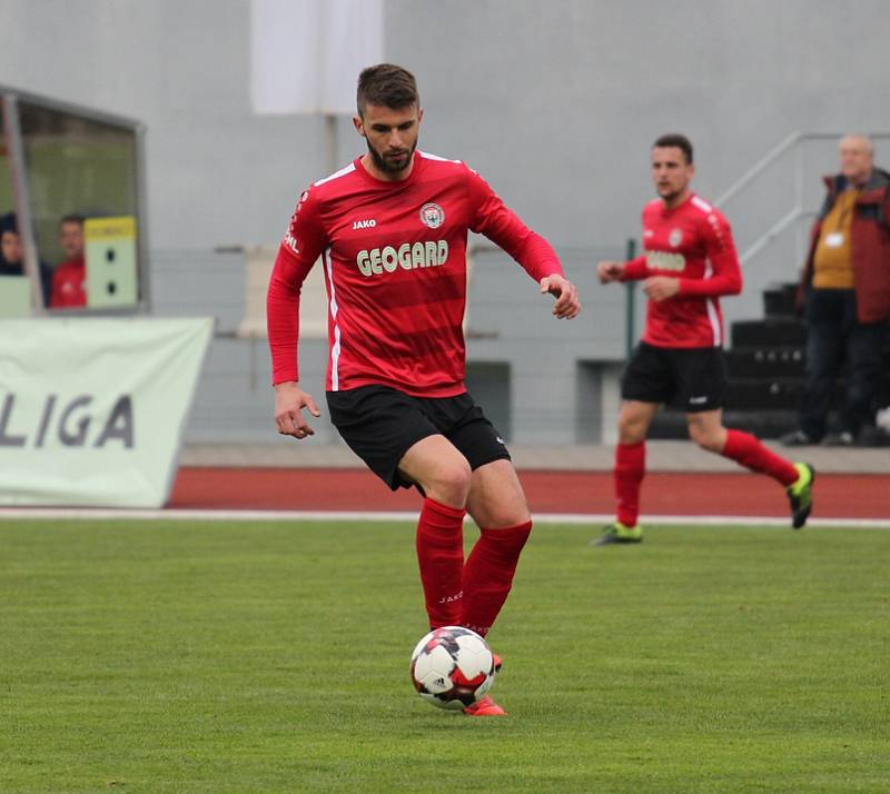 REMÍZA. Fotbalisté Varnsdorfu (v modrém) doma remizovali s Chrudimí 2:2.