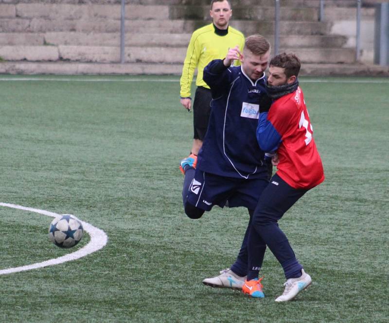 OBHÁJCE VYHRÁL. Fotbalisté Skalice (v červeném) porazili Doksy 4:1.