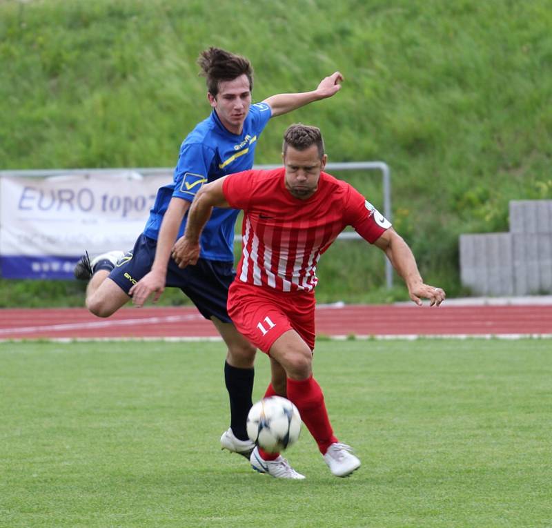 PORÁŽKA. Rumburk (v modrém) doma podlehl Ledvicím 2:4.