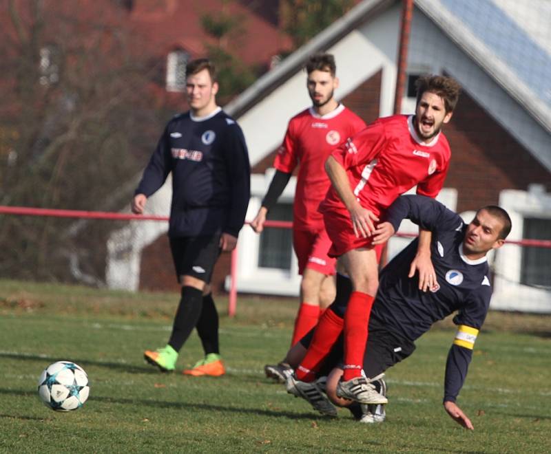 JASNÁ VÝHRA. Jiříkov (v červeném) doma porazil Dubí jasně 6:0.